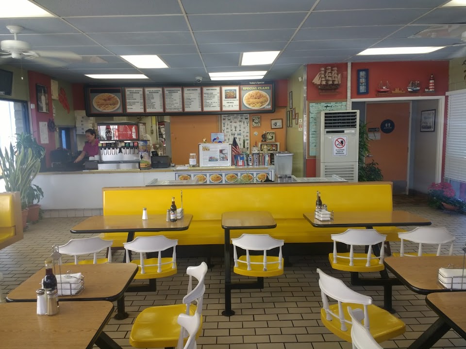 The dining room with yellow booths