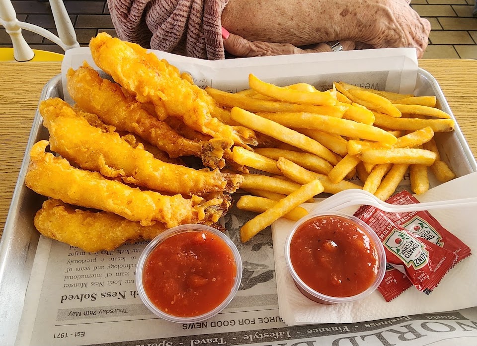 Fried jumbo shrimp with fries and cocktail sauce